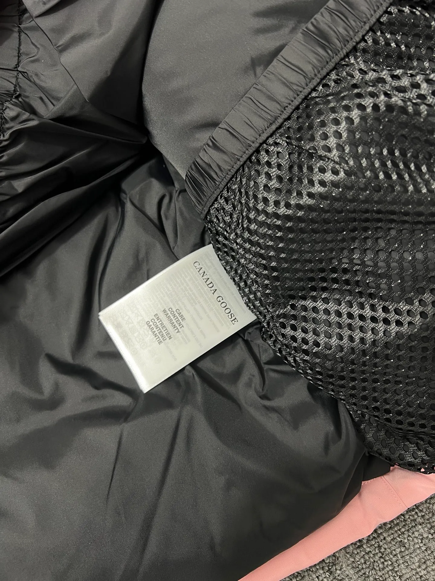 P780 🆕 Top original version, supports chip sensor with handbag 𝗖𝗮𝗻𝗮𝗱𝗮 𝗚𝗼𝘀𝗲 / 🇨🇦 Canada Goose 08 Down Jacket ⚠️ Partners who have been cooperating with us in the past few years know that no matter what is produced outside, our pure genuine trading company ships ❗️ After the test of time, we have received rave reviews. You can compare the market products with us. If you are not satisfied, you can return it at will. You are also welcome to come to ZG to see it and then come to my home to buy‼  1⃣️ The filling is 80% white duck down, with a weight of 500g. Regarding the down content, you can feel it with your hands. Good down has no embarrassment and can be called a walking duvet! 2⃣️ The fabric is made of Feather-Light 10D waterproof coating fabric, which is made of 84.5 polyester fiber and 15.5 cotton. The surface is treated with a special Teflon protective coating produced by DuPont to prevent wind and splash water, and makes the clothing anti-pollution and long-lasting new features! 3⃣️ One-piece seamless cuffs, 13cm official length, all seals are stamped, and all the inner liner is hemmed. The overcoat means sewing all the inner liner once. On the one hand, it is to prevent the velvet from running off, and on the other hand, it can keep the stiffness of the clothes! 4⃣️ Original Yoshida Kogyo Kabushikigaisha zipper, top-grade zinc alloy electroplated zipper with the highest specifications, using precise Japanese craftsmanship, raw materials and management methods. Each zipper can withstand 100,000+ openings and closings 5⃣️ The detachable fur collar is made of top-grade imported wolf fur, which is not comparable to the loose and soft raccoon fur and fake fur on the market. It is a natural Siberian coyote fur collar. The delicate and strong feel is the sense of life that comes from the erosion of wind and frost in nature. 6⃣️ Main logo double-thread 9-needle locking stranded embroidery, electronic digital automatic embroidery, maple leaves with sharp edges. Size: XS-XXL Color: black, off-white, graphite gray, sapphire blue Dark Blue Pink Azure Graphite Gray Black Label Shoulder Width Chest Sleeve Length Clothes Length Recommended Weight kg 67 87 80-90 2XL 58 136 69 89 90-105